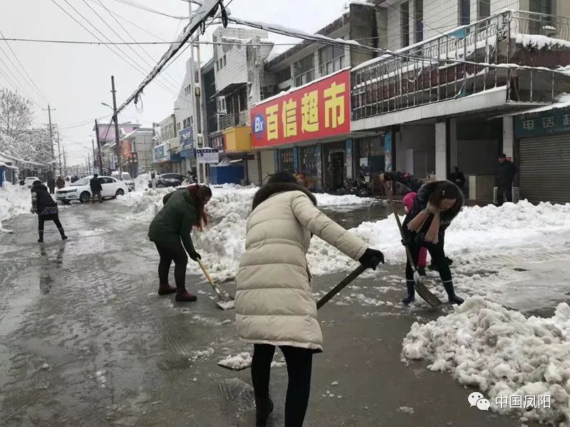 西泉镇组织基层干部为群众清理屋顶积雪